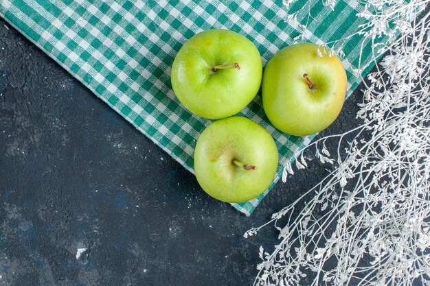 Vista superior de manzanas verdes frescas suaves y jugosas agrias en azul oscuro, fruta baya salud vitamina comida snack