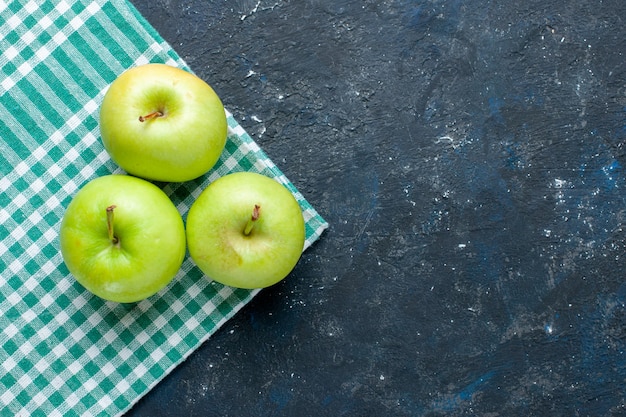 Foto gratuita vista superior de manzanas verdes frescas, suaves y jugosas agrias en azul oscuro, vitamina de la salud de la baya de la fruta