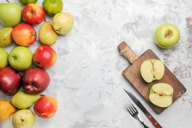 Foto gratuita vista superior de manzanas verdes con otras frutas sobre fondo blanco.