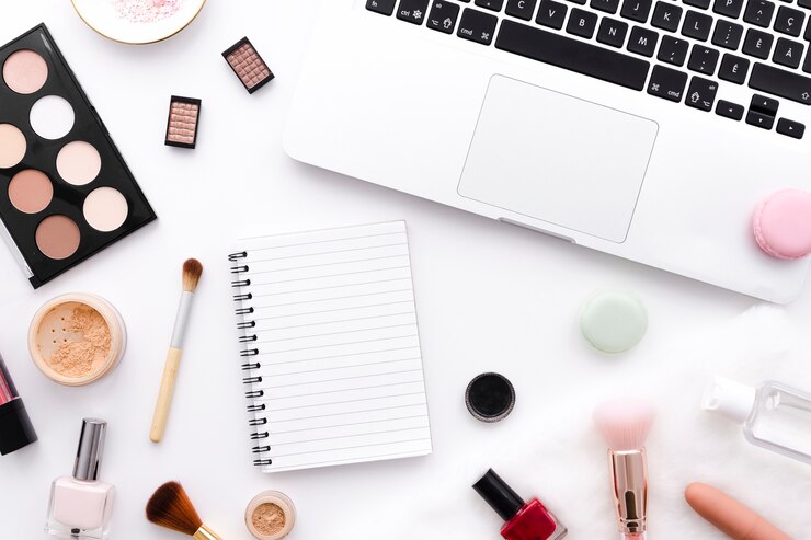 Foto gratuito vista superior maquillaje con cuaderno y portátil