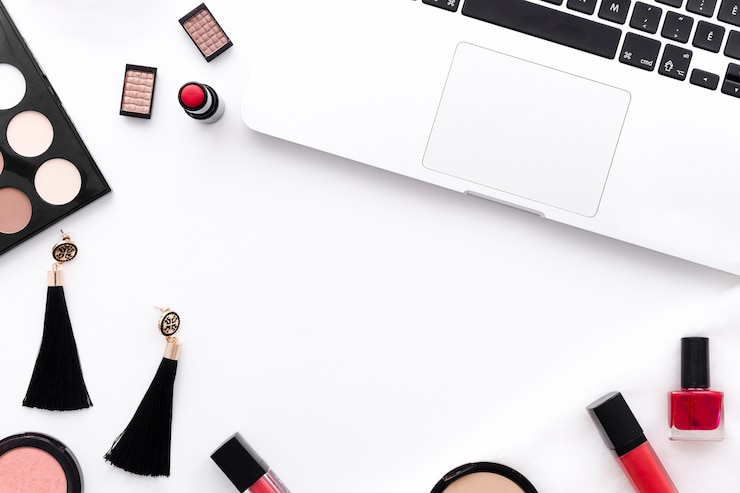 Foto gratuito vista superior maquillaje con portátil