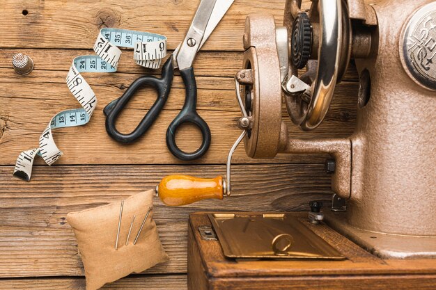 Vista superior de la máquina de coser vintage con tijeras y cinta métrica