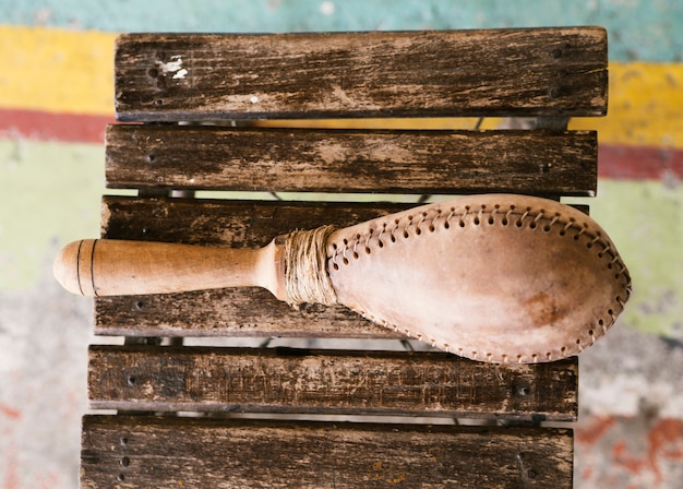 Foto gratuita vista superior maraca sobre soporte de madera