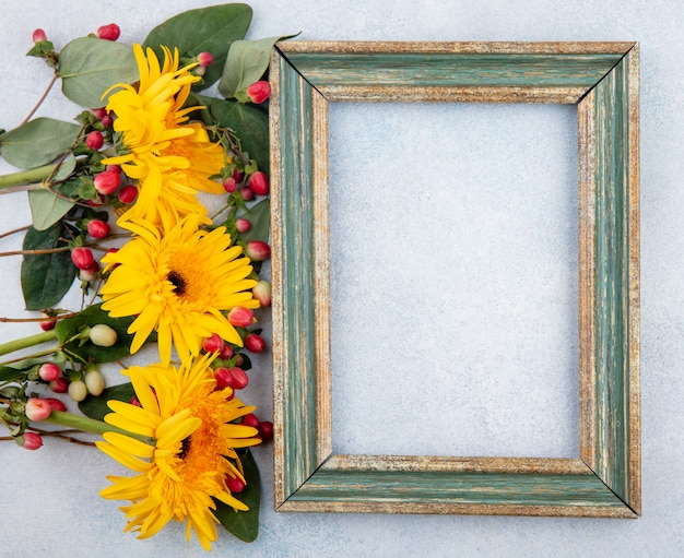 Foto gratuita vista superior del marco con flores en blanco con espacio de copia