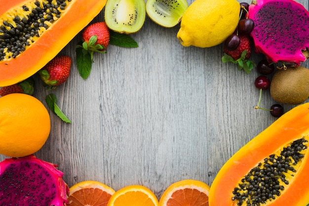 Foto gratuita vista superior de marco de frutas deliciosas