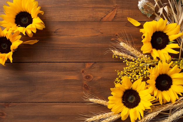 Foto gratuita vista superior del marco de girasoles con espacio de copia