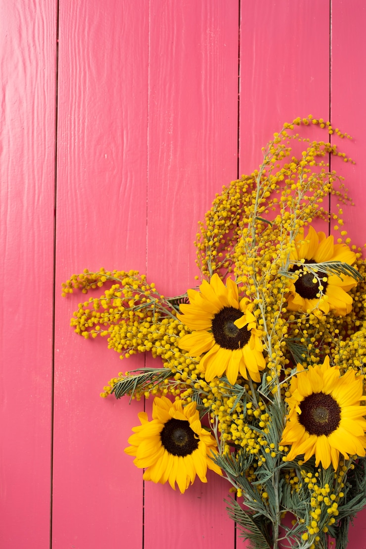 Foto gratuito vista superior del marco de girasoles con espacio de copia