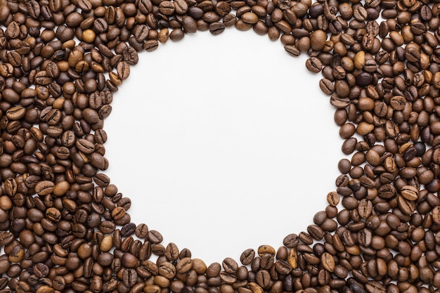 Vista superior del marco de granos de café con espacio de copia