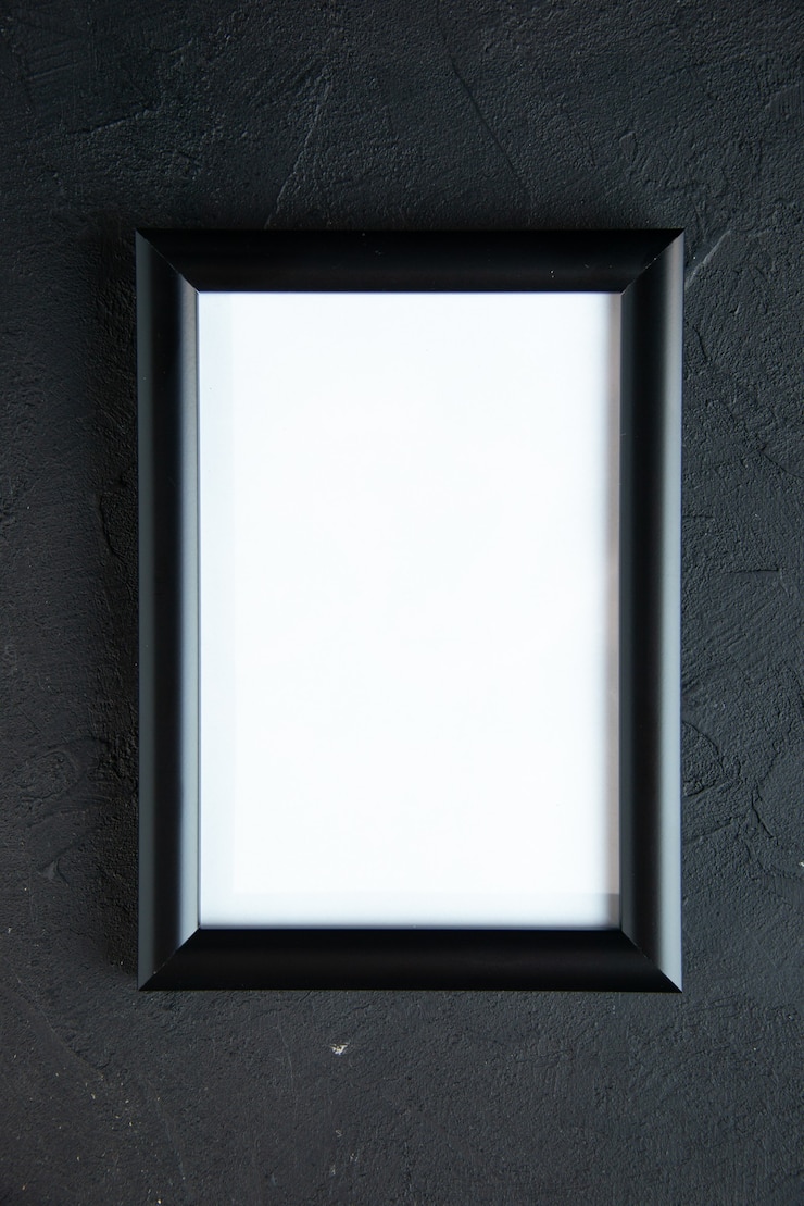 Foto gratuito vista superior del marco de imagen vacío en la pared oscura