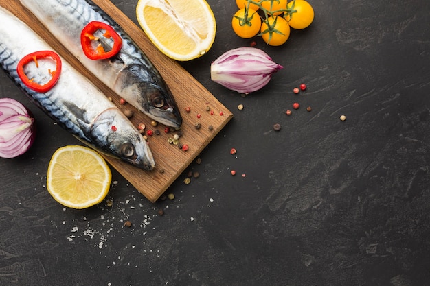 Foto gratuita vista superior del marco de pescado de comida con espacio de copia