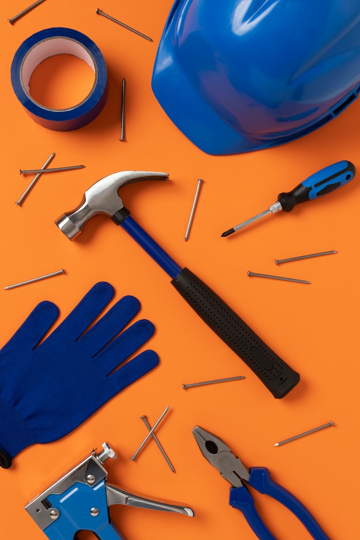 Foto gratuito vista superior de un martillo de acero con otros elementos de construcción y herramientas