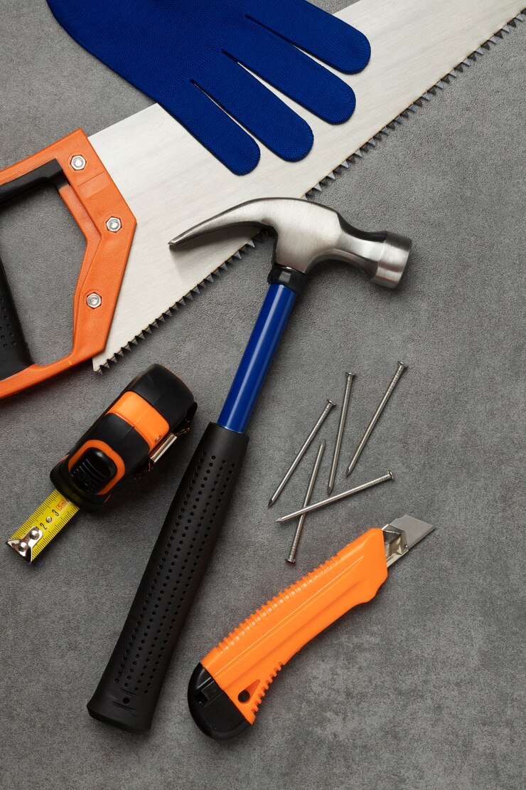 Foto gratuito vista superior de un martillo de acero con otros elementos de construcción y herramientas