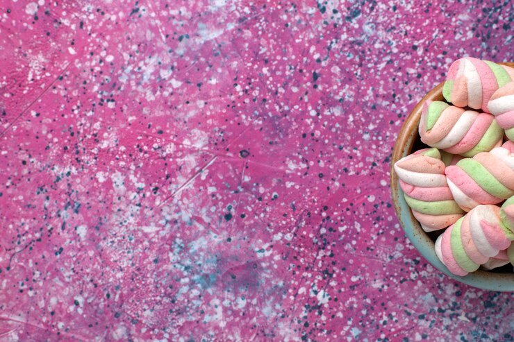 Foto gratuito vista superior más cercana malvaviscos de colores dulces poco formados dentro de una olla redonda en el escritorio rosa.