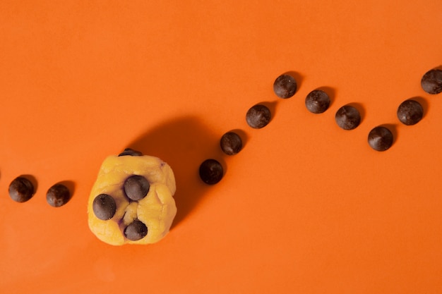 Vista superior de masa de galleta con chispas de chocolate