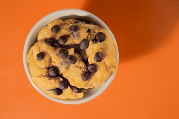 Vista superior de masa para galletas con chispas de chocolate