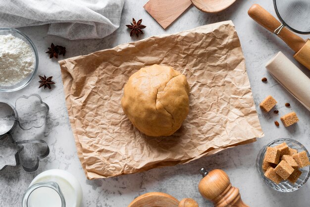 Vista superior de masa para galletas en papel pergamino