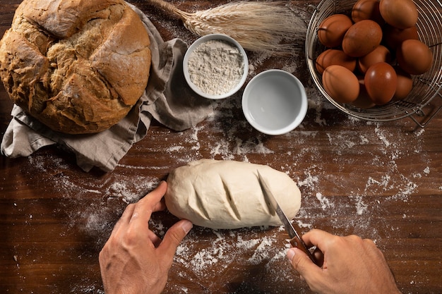 Foto gratuita vista superior de la masa de pan preparada para hornear