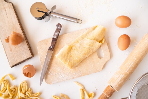 Vista superior de masa de pasta con ingredientes