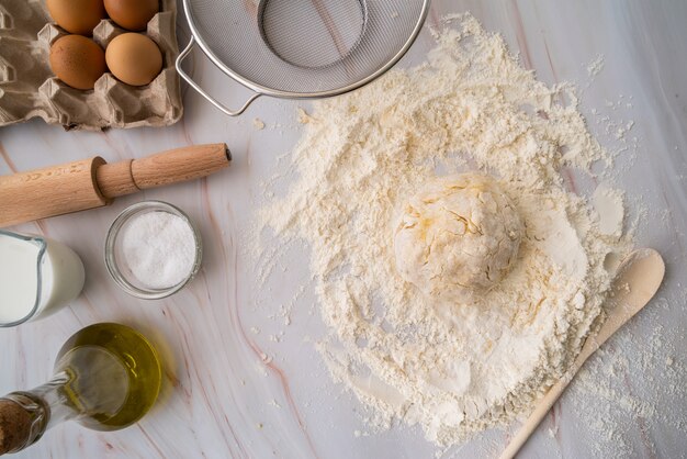 Vista superior de masa de pasta con utensilios de cocina