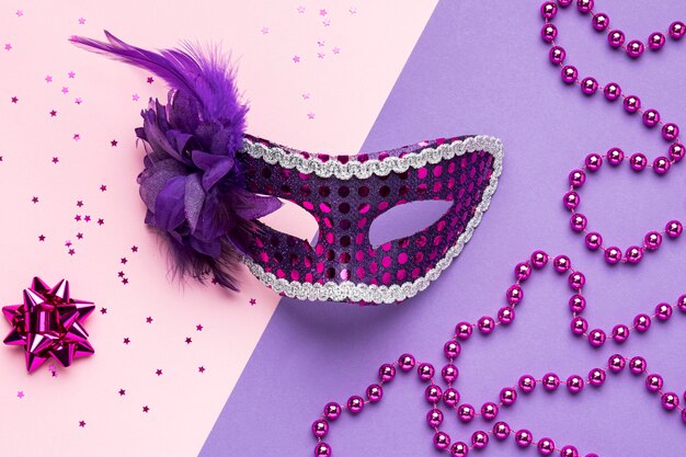 Vista superior de la máscara de carnaval con plumas y purpurina.