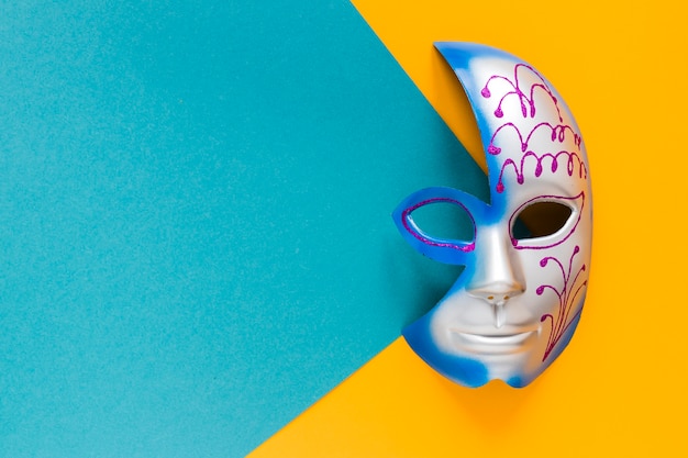 Vista superior de la máscara colorida para carnaval con espacio de copia