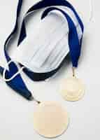Foto gratuita vista superior medalla deportiva junto a máscara médica