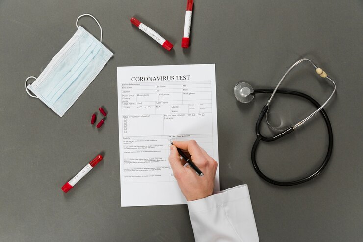 Foto gratuito vista superior del médico escribiendo en una prueba de coronavirus