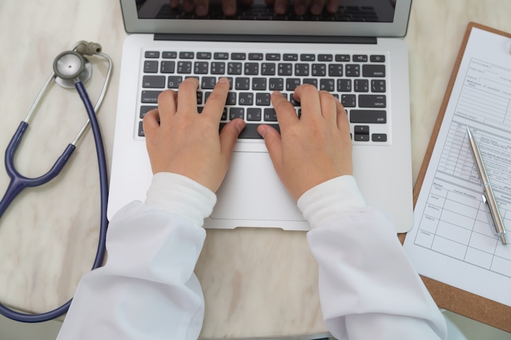 Foto gratuito vista superior de médico tabajando con un portátil