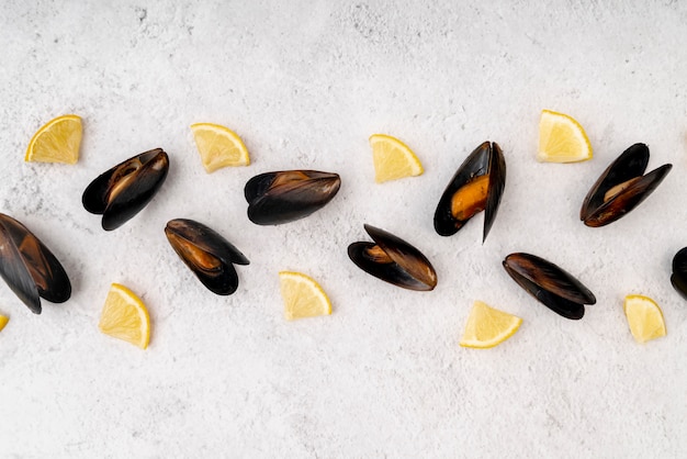 Foto gratuita vista superior de mejillones con rodajas de limón