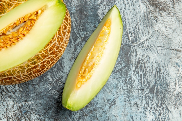 Foto gratuita vista superior de melón fresco en rodajas en la mesa de luz oscura dulce fruta verano suave