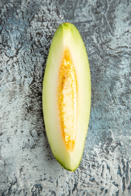 Vista superior de melón en rodajas en la mesa de luz oscura dulce fruta verano suave