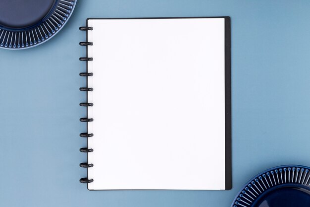 Vista superior del menú del cuaderno en blanco con platos