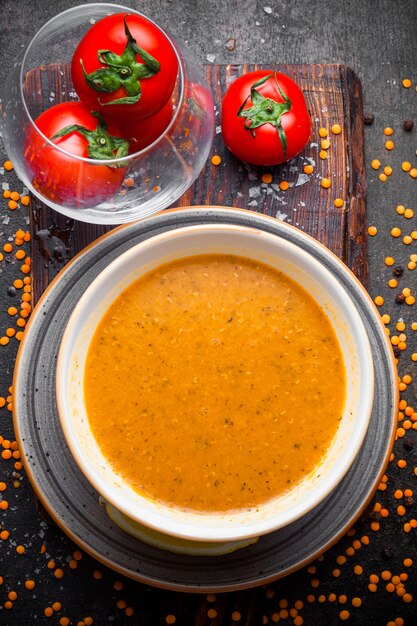 Vista superior merci sopa con tomate en plato