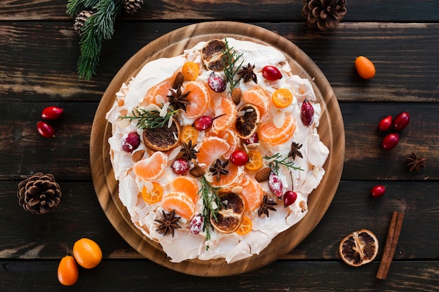 Foto gratuita vista superior del merengue decorado con rodajas de naranja