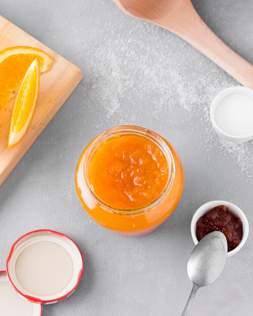 Vista superior de mermelada de naranja en tarro