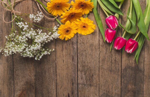 Vista superior de mesa con diferentes tipos de flores