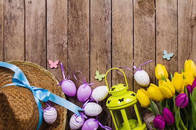 Foto gratuita vista superior de mesa de madera con objetos de primavera