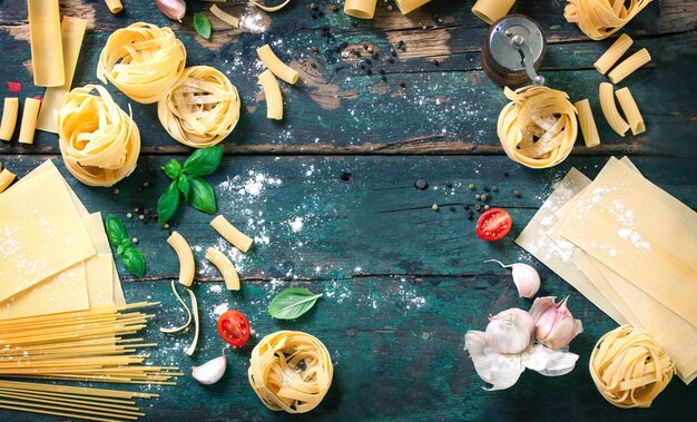 Vista superior de mesa de madera con variedad de pasta