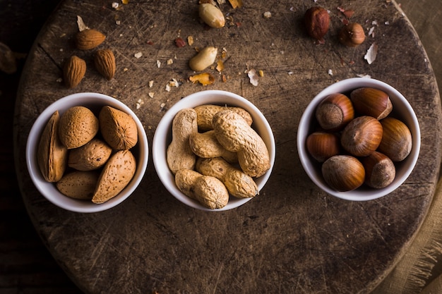 Foto gratuita vista superior mezcla de cuencos con nueces