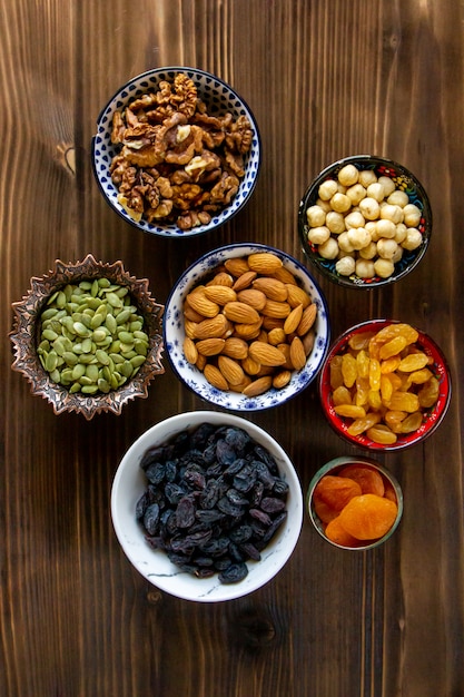 Vista superior mezcla de nueces y frutas secas almendras pasas semillas de calabaza con albaricoques secos sobre una mesa