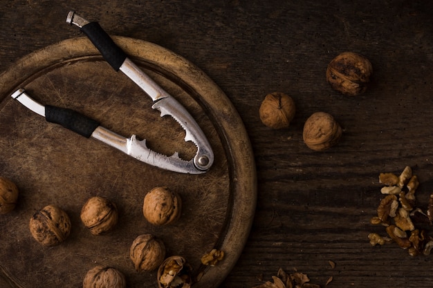 Foto gratuita vista superior mezcla de nueces sobre la mesa