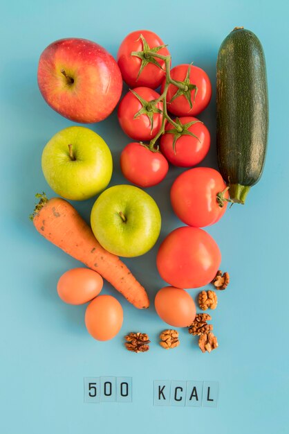 Vista superior mezcla de verduras y recuento de kcal