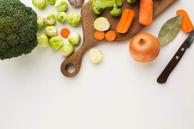 Vista superior mezcla de verduras en tabla de cortar con espacio de copia