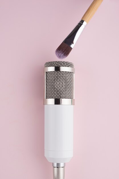 Vista superior del micrófono asmr con pincel de maquillaje