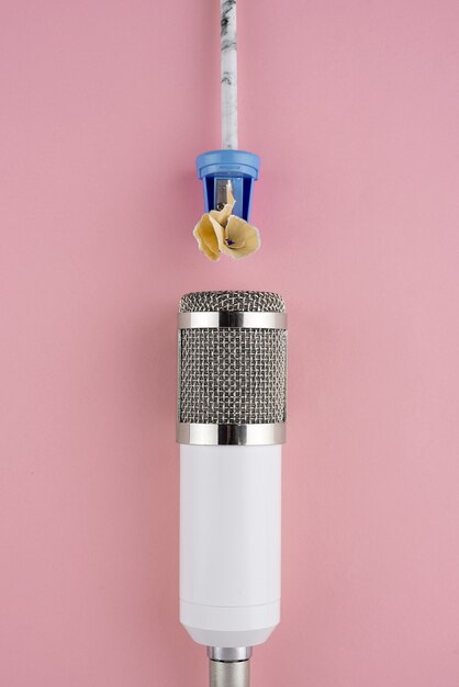 Vista superior del micrófono asmr con sacapuntas