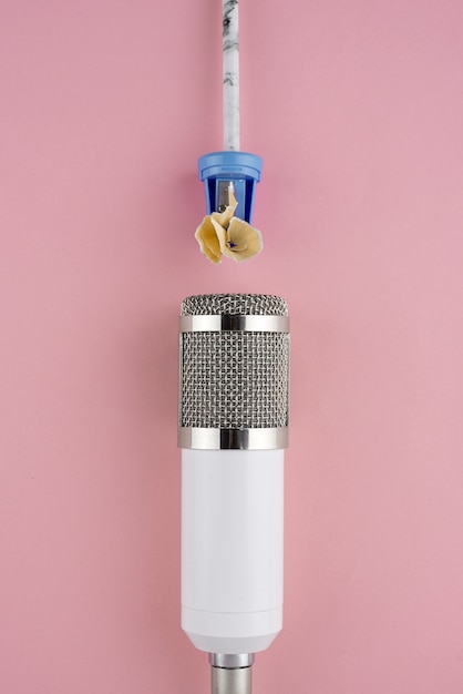 Vista superior del micrófono asmr con sacapuntas