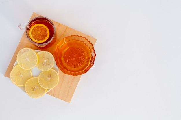 Vista superior de miel casera con rodajas de limón