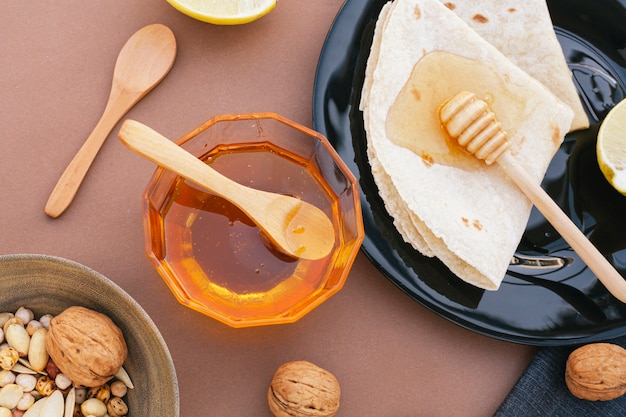 Vista superior de miel casera con tortillas