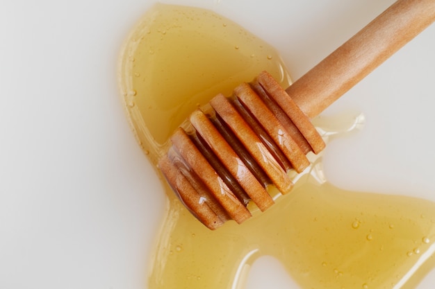 Vista superior de miel con cucharón de miel