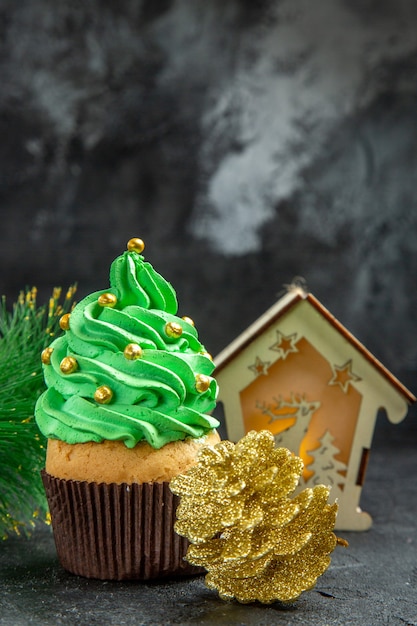 Foto gratuita vista superior mini árbol de navidad cupcake ramas de árboles de navidad linterna piña dorada sobre fondo oscuro lugar libre